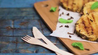 ızgara ananas dilimleri