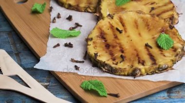 ızgara ananas dilimleri