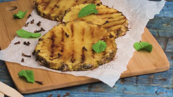 Grilled pineapple slices — Stock Video