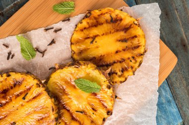 ızgara ananas dilimleri