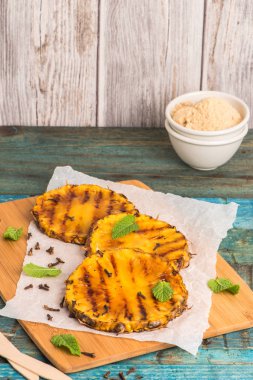 ızgara ananas dilimleri