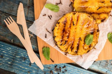 ızgara ananas dilimleri