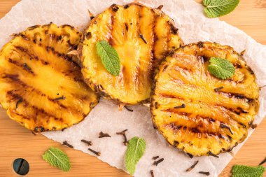 ızgara ananas dilimleri