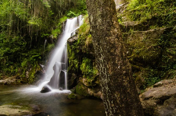 Schöner wasserfall in cabreia portugal — Stockfoto