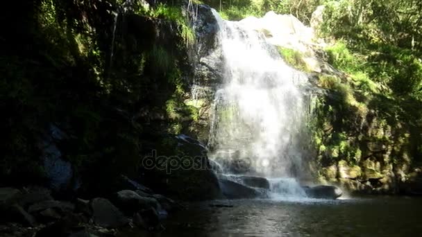 Hermosa cascada en Cabreia Portugal — Vídeos de Stock