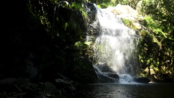 Красивый водопад в Кабриа Португалия — стоковое видео
