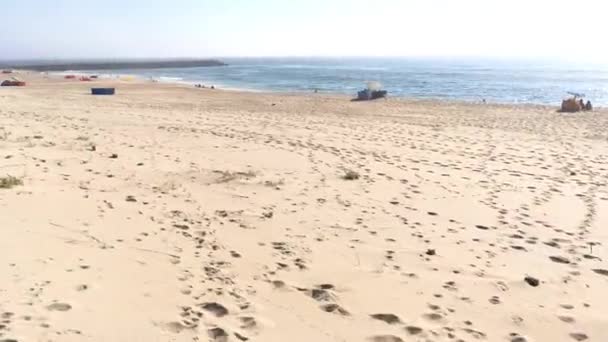 Paramos van strand in Espinho — Stockvideo