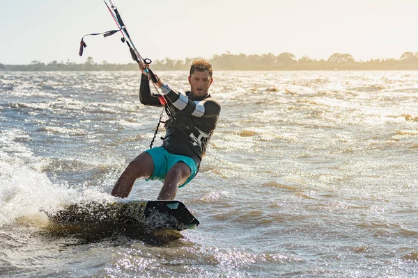 Surfer kite surfingu — Zdjęcie stockowe