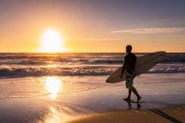 Surfer kijken naar de golven
