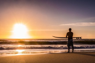 Surfer kijken naar de golven