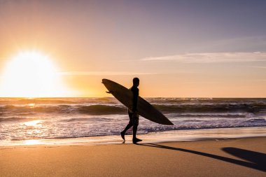 Surfer kijken naar de golven