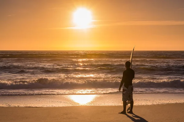 Surfeur regardant les vagues — Photo