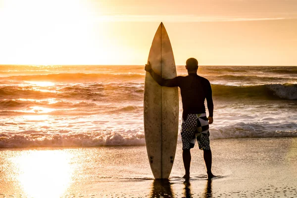 Surfeur regardant les vagues — Photo