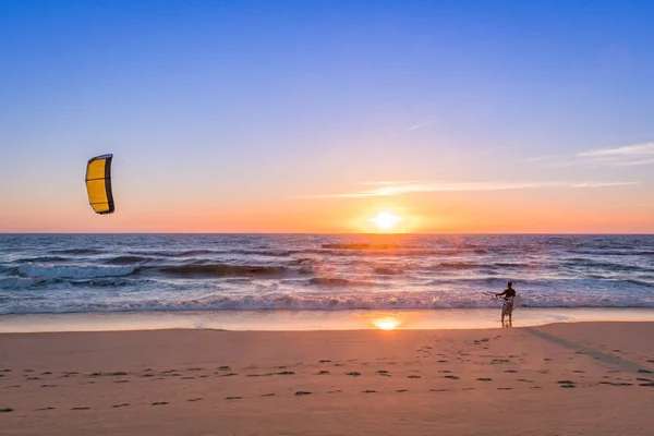 Kite surfař pozorovat vlny — Stock fotografie