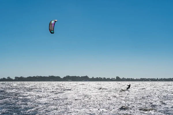 Kite surfař těšit surfování — Stock fotografie