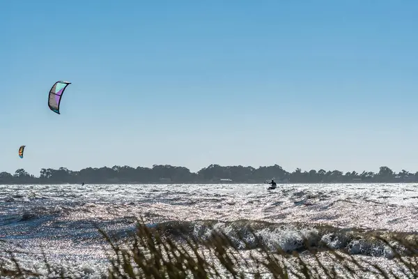 Kite surfař těšit surfování — Stock fotografie