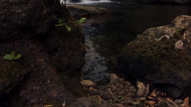 Schöner Wasserfall in Cabreia — Stockvideo