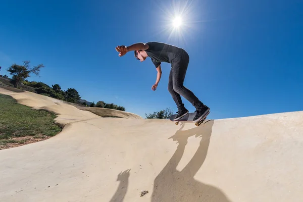 Skateboarder auf einem Pumptrack-Park — Stockfoto