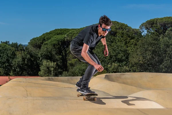 Skateboarder auf einem Pumptrack-Park — Stockfoto