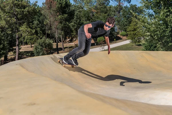 Skateboarder em um parque de pista de bomba — Fotografia de Stock