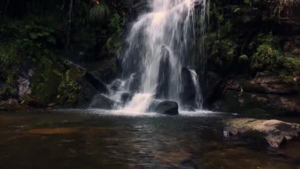 Hermosa cascada en Cabreia Portugal — Vídeo de stock