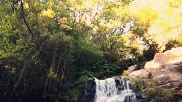 Cascadă frumoasă în Cabreia Portugalia — Videoclip de stoc