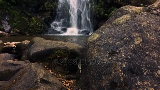 Bela cachoeira em Portugal Cabreia — Vídeo de Stock