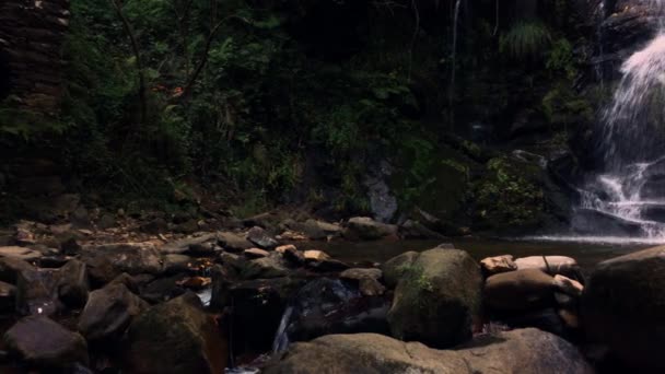 Schöner wasserfall in cabreia portugal — Stockvideo