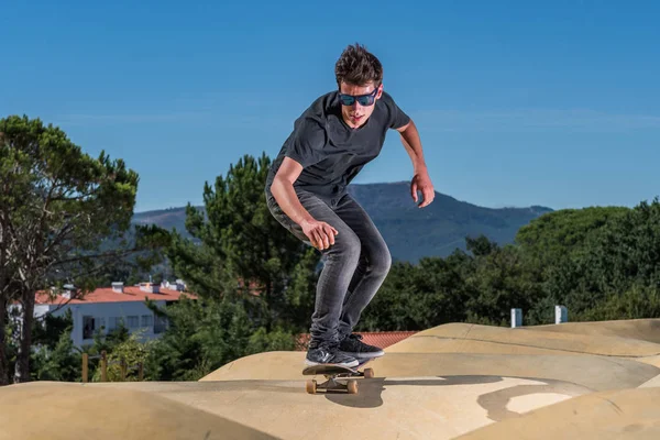 Skateboarder op een pomp track park — Stockfoto