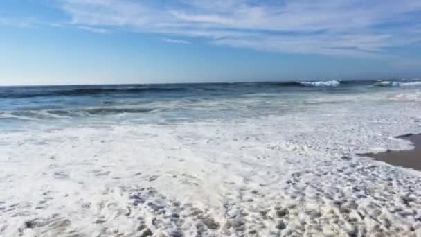 ビーチの海岸に達する波 — ストック動画