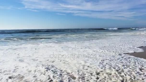 Vagues atteignant le rivage de la plage 