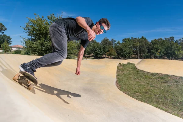 Skateboarder σε ένα πάρκο κομμάτι αντλία — Φωτογραφία Αρχείου