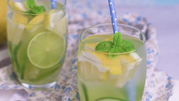 Summer citrus fruits drink — Stock Video