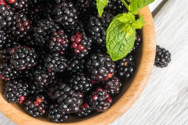 Böğürtlen ile ahşap Kupası