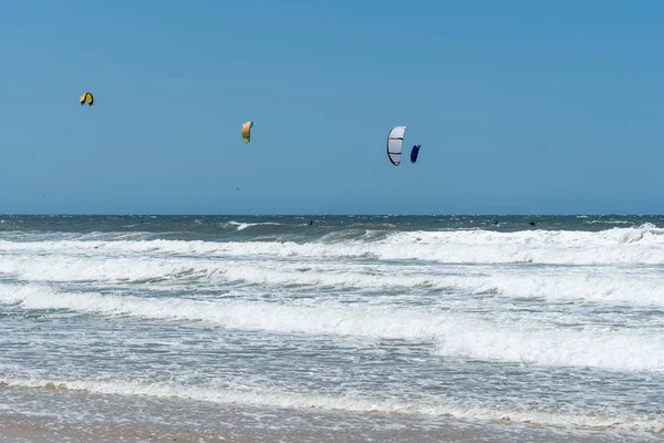 Kiteboarders genieten van surfen — Stockfoto