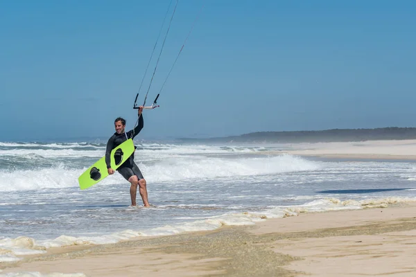 Kiteboarder njuta av surfning — Stockfoto
