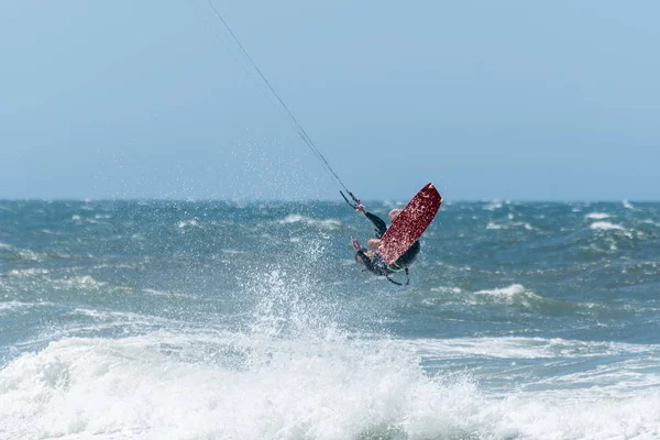 Kiteboarder njuta av surfning — Stockfoto