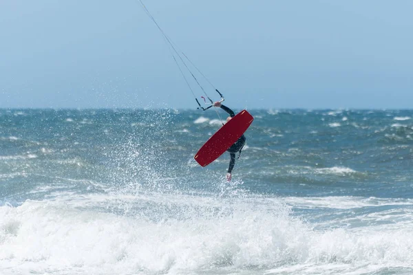 Kiteboarder サーフィンを楽しむ — ストック写真