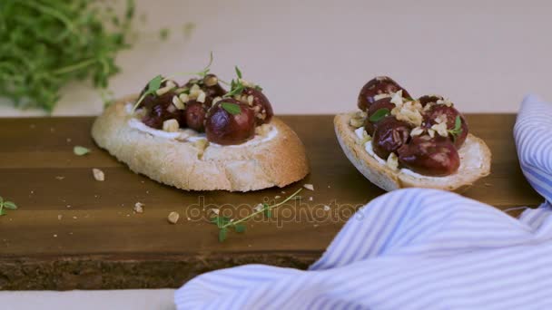 Toast mit Ziegenkäse — Stockvideo