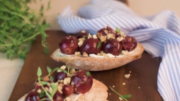 Tostadas con queso de cabra — Vídeos de Stock