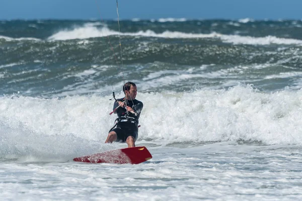 Kite Surfer em um dia ensolarado — Fotografia de Stock