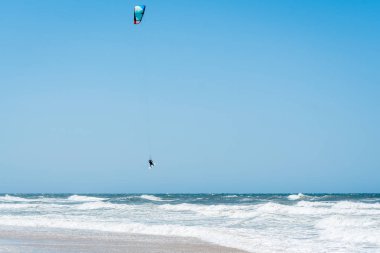 Güneşli bir uçurtma sörfçü