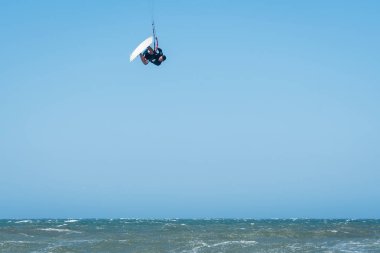 Güneşli bir uçurtma sörfçü