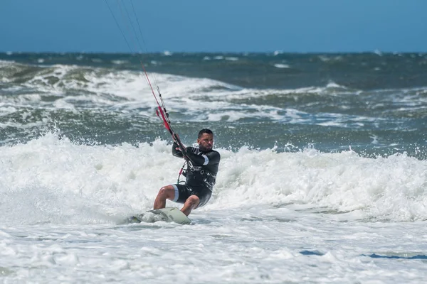 Kite Surfer em um dia ensolarado — Fotografia de Stock