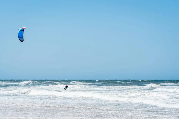 Кайт-серфер в солнечный день — стоковое фото