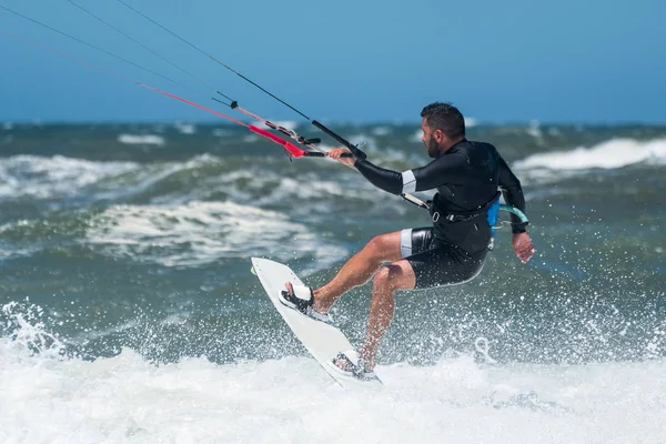 Kite Surfer op een zonnige dag — Stockfoto