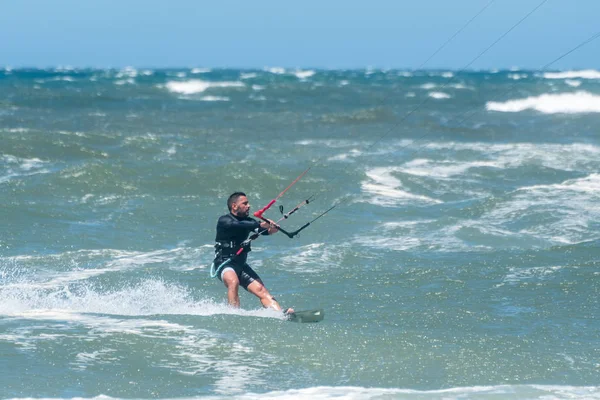 Kite surfare på en solig dag — Stockfoto
