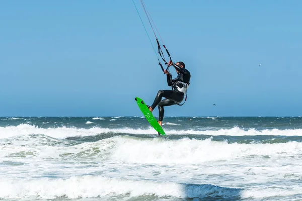 Kite Surfer em um dia ensolarado — Fotografia de Stock