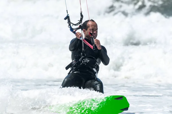 Kite Surfer em um dia ensolarado — Fotografia de Stock