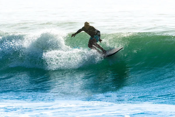 Surfando as ondas — Fotografia de Stock